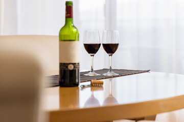 優雅な休日に飲む美味しそうな赤ワインとグラス