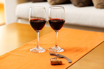 優雅な休日に飲む美味しそうな赤ワインとグラス