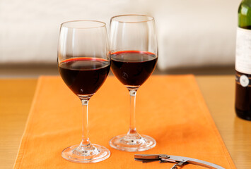 優雅な休日に飲む美味しそうな赤ワインとグラス