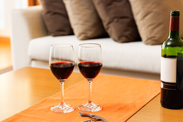 優雅な休日に飲む美味しそうな赤ワインとグラス