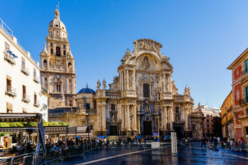 Fototapeta na wymiar view of the cathedral and square in downtown Murcia
