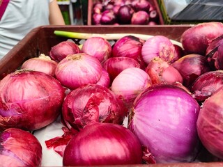 red onions in market