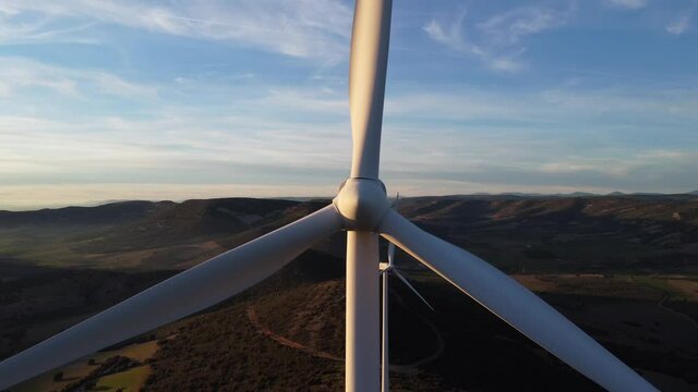 Parque e&oacute;lico en funcionamiento en Castilla La Mancha, vista a&eacute;rea de drones de las Turbinas de viento.