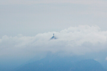 Cristo Redentor entre nuvens