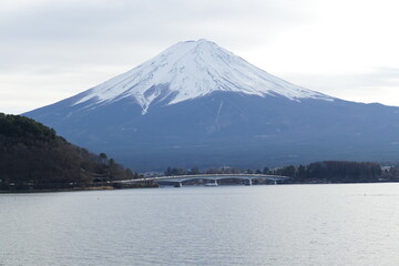 Obraz premium 河口湖から見る富士山周辺 山梨県 ドローン空撮