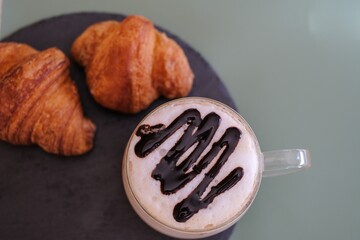 朝食のクロワッサンと紅茶オレ