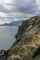 Grandes montañas de rocas en las costas del mar con un cielo azul y nubes blancas 