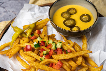 Pommes Frites mit Käsesauce