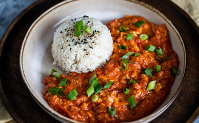 Reis und Tomatensauce