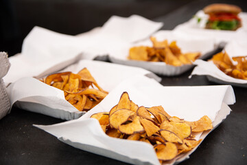 bandejas en puesto de comida con chips de batata frita