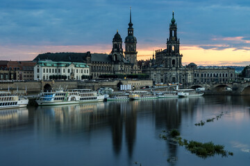 Fototapeta na wymiar Dresden at sunset with speigelung in the water