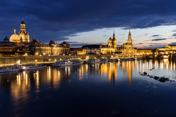 Fototapeta na wymiar Dresden at sunset with speigelung in the water
