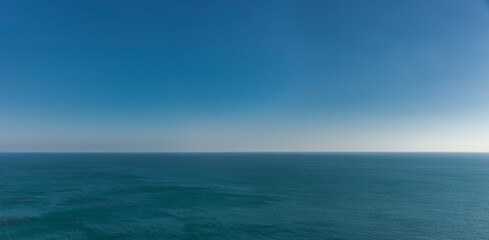 Horizont über Wasser mit blauem Meer und blauem Himmel