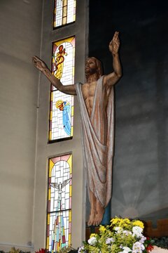 Imagen de Jesucristo flotante y ventanas de vitrales fondo gris 