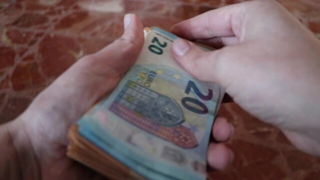 Banconote di euro tra le mai