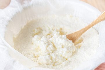 水切りして出来上がったクリームチーズ