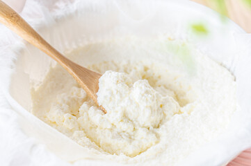 水切りして出来上がったクリームチーズ
