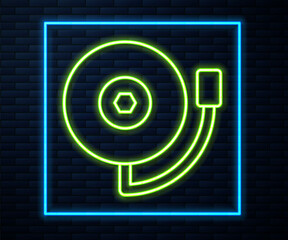 Obraz premium Glowing neon line Ringing alarm bell icon isolated on brick wall background. Fire alarm system. Service bell, handbell sign, notification symbol. Vector