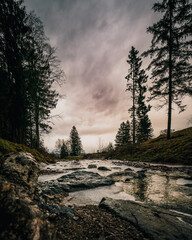 Landschaft, Fluss, Flusslandschaft, Steine, Flussbett, Wolken, Himmel, Bäume