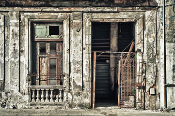 old facade architecture in habana - 480994653