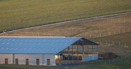 Fototapeta na wymiar Neu erbaute landwirtschaftliche Lagerhalle