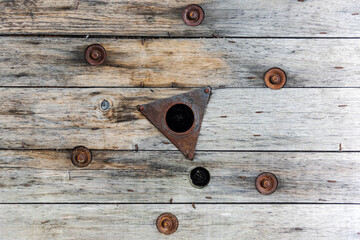 Arrière plan texturé de vieux bois de grange avec anneaux de métal, fond rond rustique