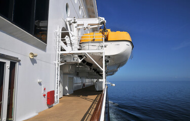 Rettungsboot auf Kreuzfahrtschiff 