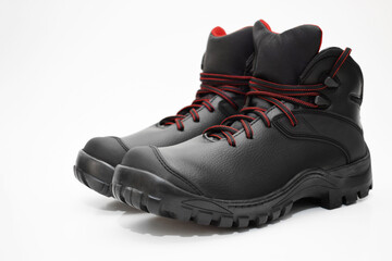 Botas negras de trabajo. Botas altas para hombre, sobre un fondo Blanco, espacio para texto al lado izquierdo.