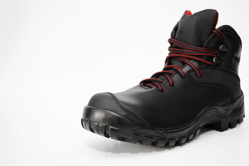 Bota negra de trabajo. Bota alta para hombre, sobre un fondo Blanco, espacio para texto al lado izquierdo.