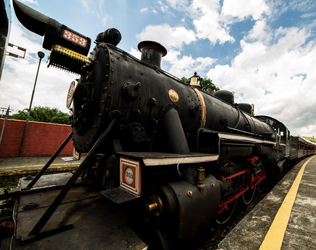 Trem ou comboio, transporte ferrovi&aacute;rio consiste num ou v&aacute;rios ve&iacute;culos vag&otilde;es ou carruagens ligados entre si e capazes de se movimentarem sobre trilhos.
