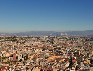Naklejka premium esteso panorama degli affollati tetti della bella città di napoli