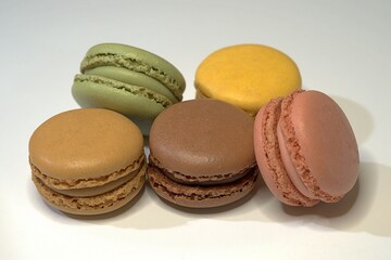 macarons sobre fondo blanco