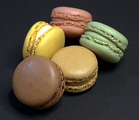 macarons sobre fondo negro