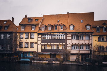 Fototapeta premium Historische mittelalterliche Altstadt von Bamberg in Oberfranken in Bayern in Deutschland im Winter