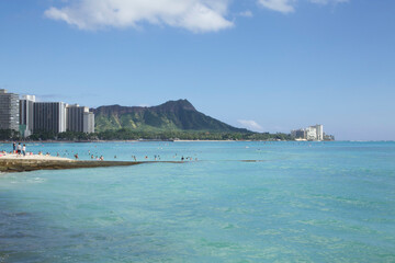 People in Waikiki with Diamond Head in Distance, O'ahu, HI, - obrazy, fototapety, plakaty
