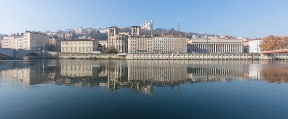 Naklejka premium le bord de Saône et le quartier du vieux Lyon sous le soleil