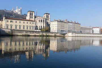 Fototapeta na wymiar le bord de Saône et le quartier du vieux Lyon sous le soleil