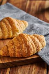 croissant en tabla de madera