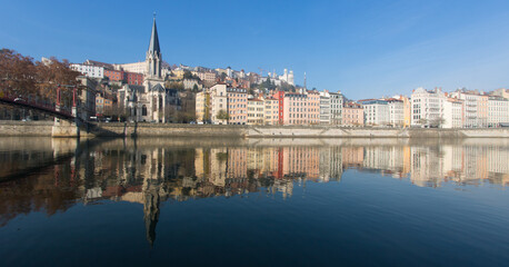 Fototapeta premium le bord de Saône et le quartier du vieux Lyon sous le soleil