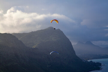Paragliders above Makapu'u Point, O'ahu, HI, US - obrazy, fototapety, plakaty