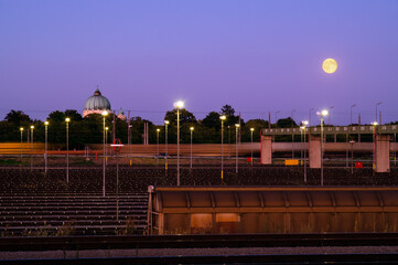 Verschiebebahnhof mit Güterwagons in Bewegung in der Dämmerung mit Mond; Zentralverschiebebahnhof...