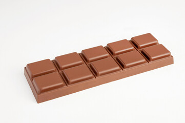Barra de chocolate ao leite em fundo branco