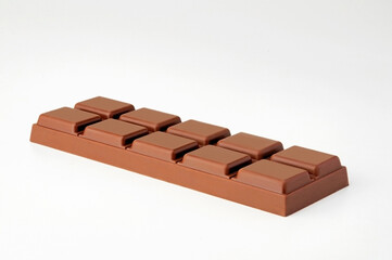 Barra de chocolate ao leite em fundo branco