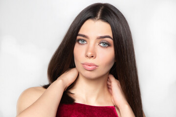 Naklejka premium a beautiful girl with smoky eyes. portrait of a girl on a gray background