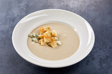 mushroom cream soup with blue cheese