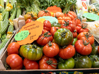 Obraz na płótnie Canvas red and green tomatoes at an Italian produce market