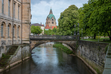 Fototapeta na wymiar River along baroque building overlooking the old town hall - Leineschloss