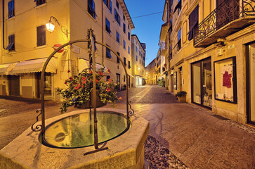 Fototapeta Riva del Garda, Włochy miasto, noc, ulica, sklepy obraz