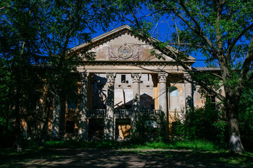 Obraz premium Old ruined abandoned theater overgrown by plants