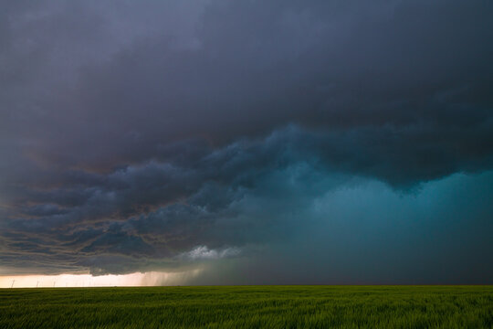 Monster supercell drops softball sized hail in southern Kansas © Jonah